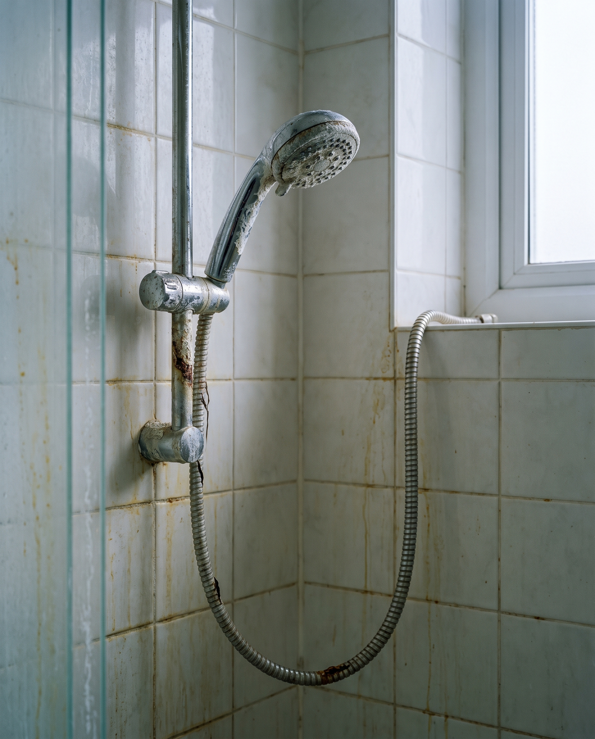 Un ancien pommeau de douche entartré